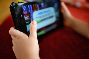 Kind spielt am Tablet; Bild: Internet-ABC Kind spielt am Tablet